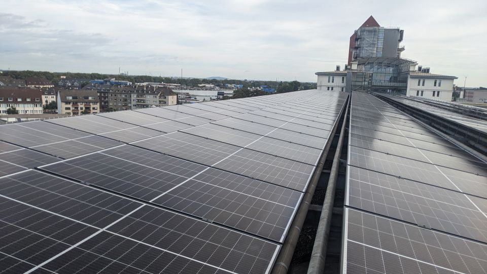 Blick auf das Dach mit Solaranlage